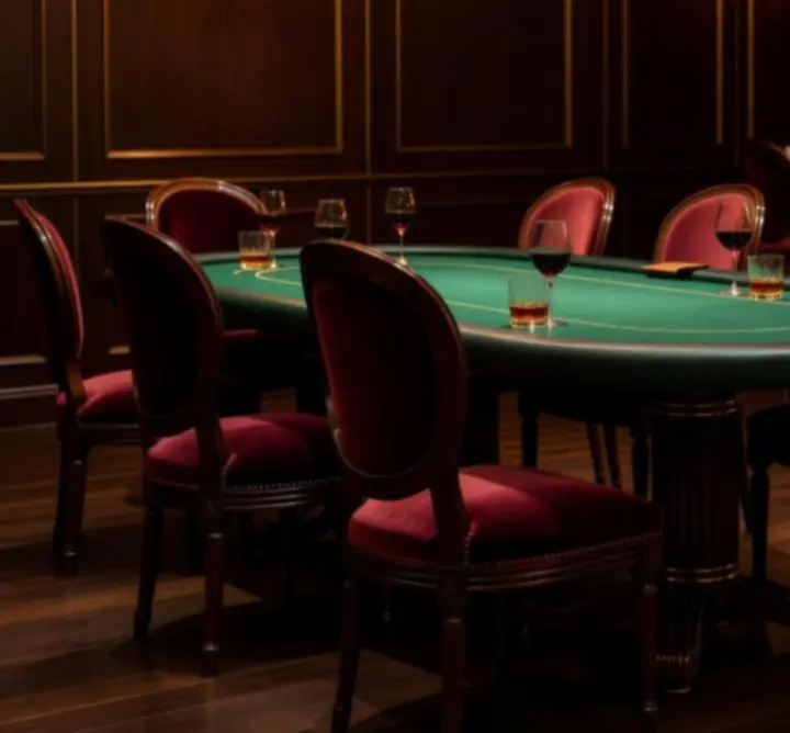 Luksusowy stolik pokerowy w eleganckim café-barze